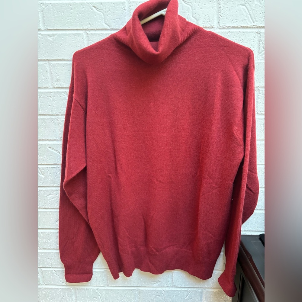 Country Shop Preowned women’s burgundy cashmere turtleneck sweater size medium